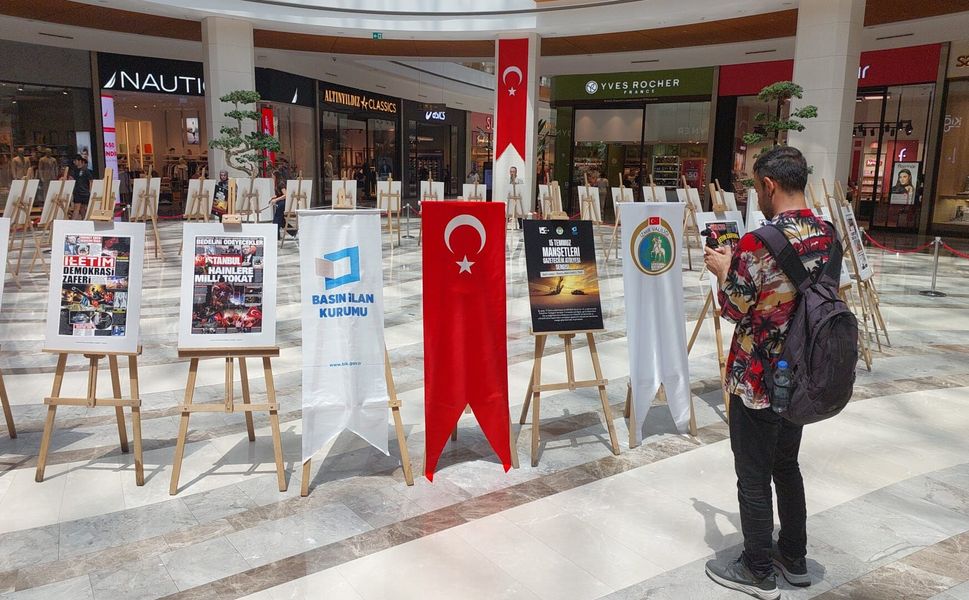 15 Temmuz'un hafızası genç gazetecilerin manşetlerinde... Sergi ziyaretçilerini ağırlıyor!