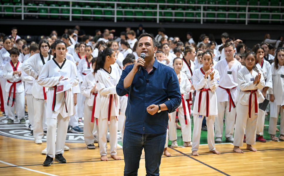 Bornova’da siyah kuşak heyecanı: 600 sporcu Dan sınavında buluştu