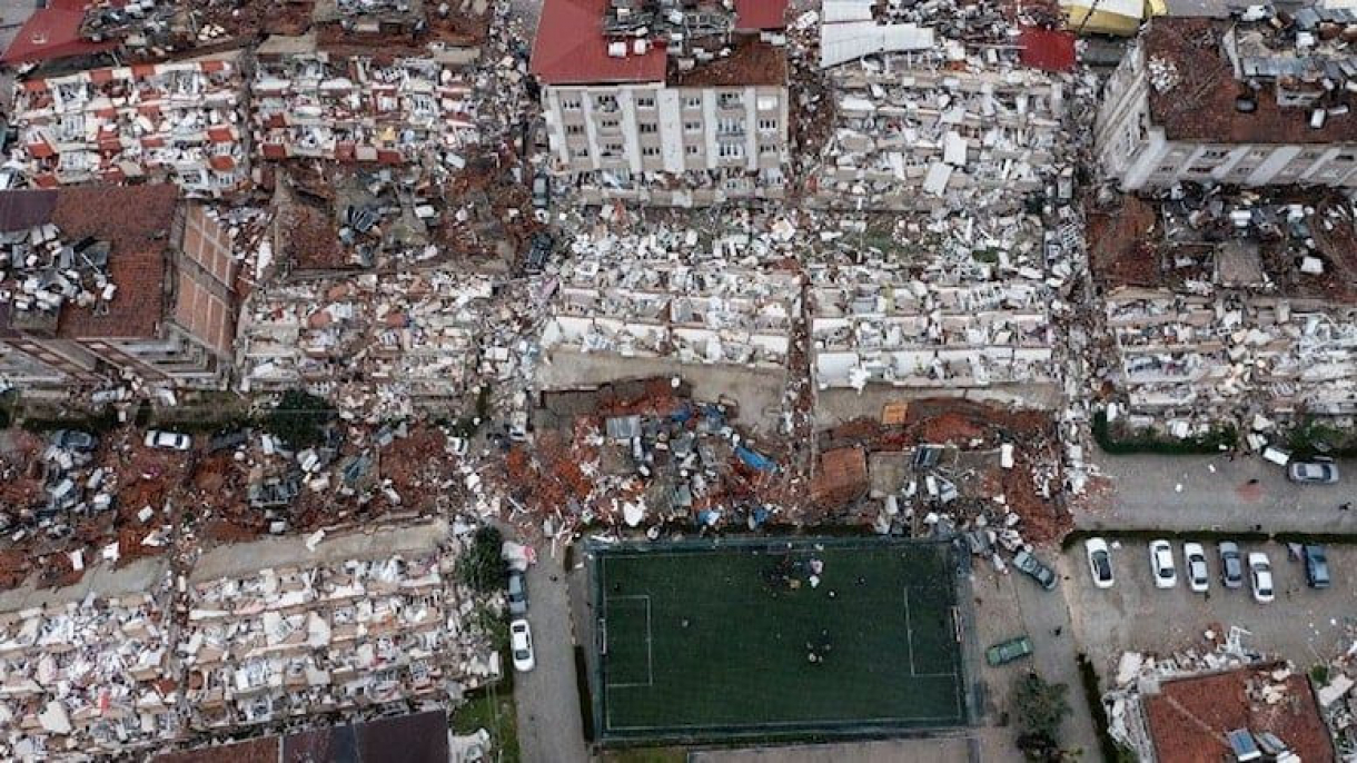 <p>Merkez üssü Kahramanmaraş'ın Pazarcık ilçesi olan ve 10 ili etkileyen 7,7 büyüklüğündeki deprem ve Elbistan merkezli 7,6 büyüklüğünde diğer deprem, Hatay'da büyük yıkıma neden oldu.</p>
