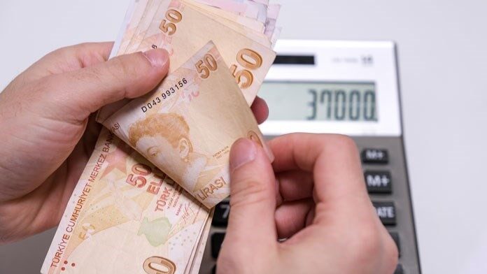 vergi uzmanı Muhammet Bayram, altı aylık enflasyonunun yüzde 25 - 30 olacağını tahmin ettiğini, asgari ücrete zammın da bu oranda yapılabileceğini ifade etti.