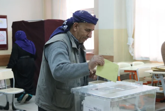 13. Cumhurbaşkanı seçimini yapacak olan Türkiye bugün bir ilki yaşıyor. İlk kez cumhurbaşkanı seçmek için ikinci tur oylama yapılıyor. Beş yıl süreyle görev yapacak 13. cumhurbaşkanının seçimi için yaklaşık 61 milyon seçmen 191 bin 884 sandıkta oy kullanacak. 14 Mayıs’taki ilk tur kesin sonuç verilerine göre yurt içi kayıtlı seçmen sayısı 60 milyon 721 bin 745’ti. Seçmenler, 14 Mayıs seçimlerinde oy kullandıkları yerde ve sandıkta oy verecek. Oy kullanma işlemi saat 08:00'de başlayan oylama saat 17:00'de sona erecek. 

