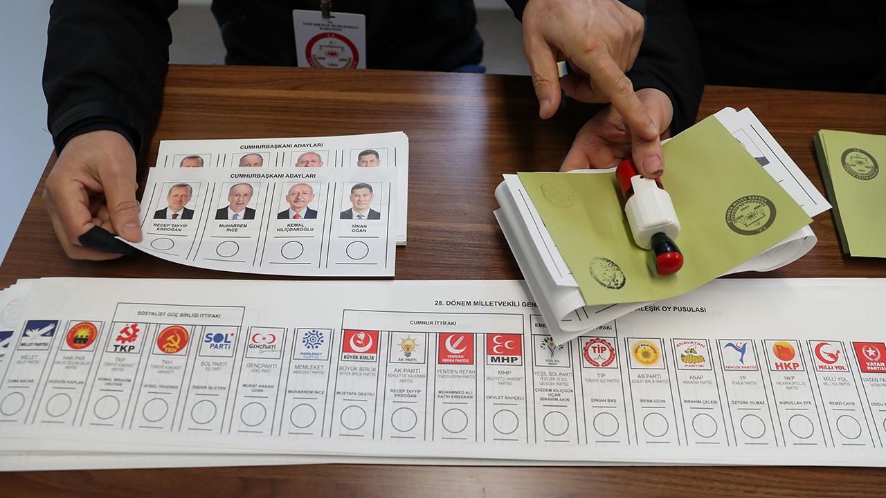 Türkiye genelinde oy verme işlemi saat 08.00'de başladı. Cumhurbaşkanı ve Milletvekili Genel Seçimleri için 64 milyon seçmen sandık başına gitti