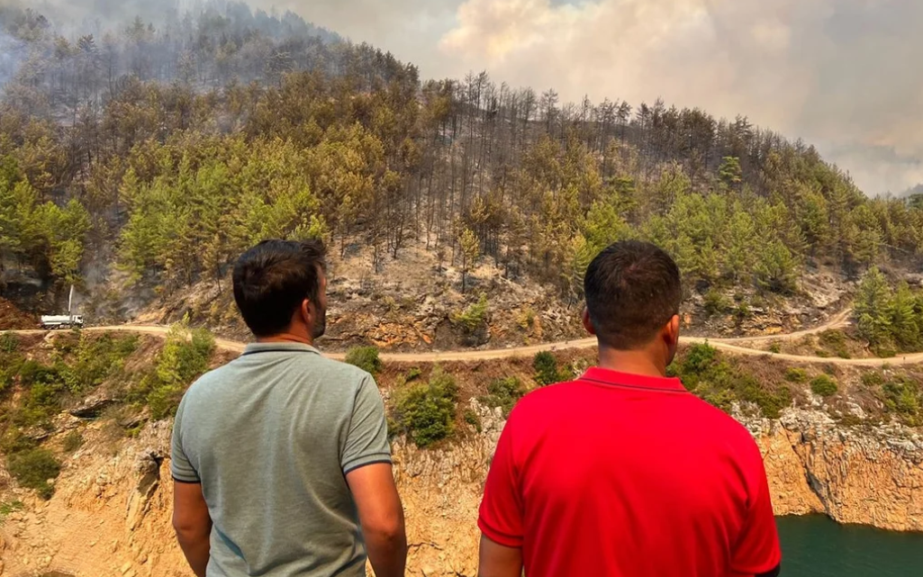 Alanya ilçesi Dimçayı Akköprü mevkkinde başlayan yangın kısa sürede büyüdü. Kızılçam ormanlarıyla kaplı bölgeye çok sayıda itfaiye ekibi yönlendirildi.

