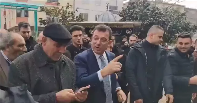 İstanbul Büyükşehir Belediye Başkanı Ekrem İmamoğlu, cuma namazını kılmak için gittiği bir camide vatandaşla ilginç bir diyalog yaşadı.
İmamoğlu, camiye gireceği esnada vatandaşın tepkisiyle karşılaştı.