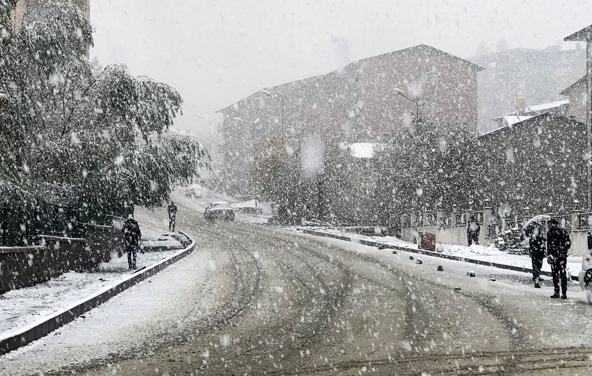 The weather was snowing. Битлис снегопад. snowing weather. mikimans kar. qar adam.