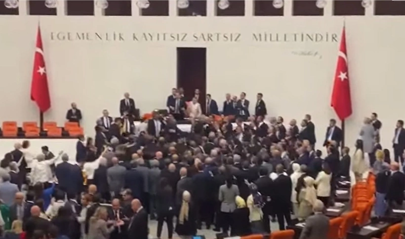 Meclis'te Yumruk Yumruğa Büyük Kavga Ak Parti'liler Ahmet Şık'a Saldırdı 3