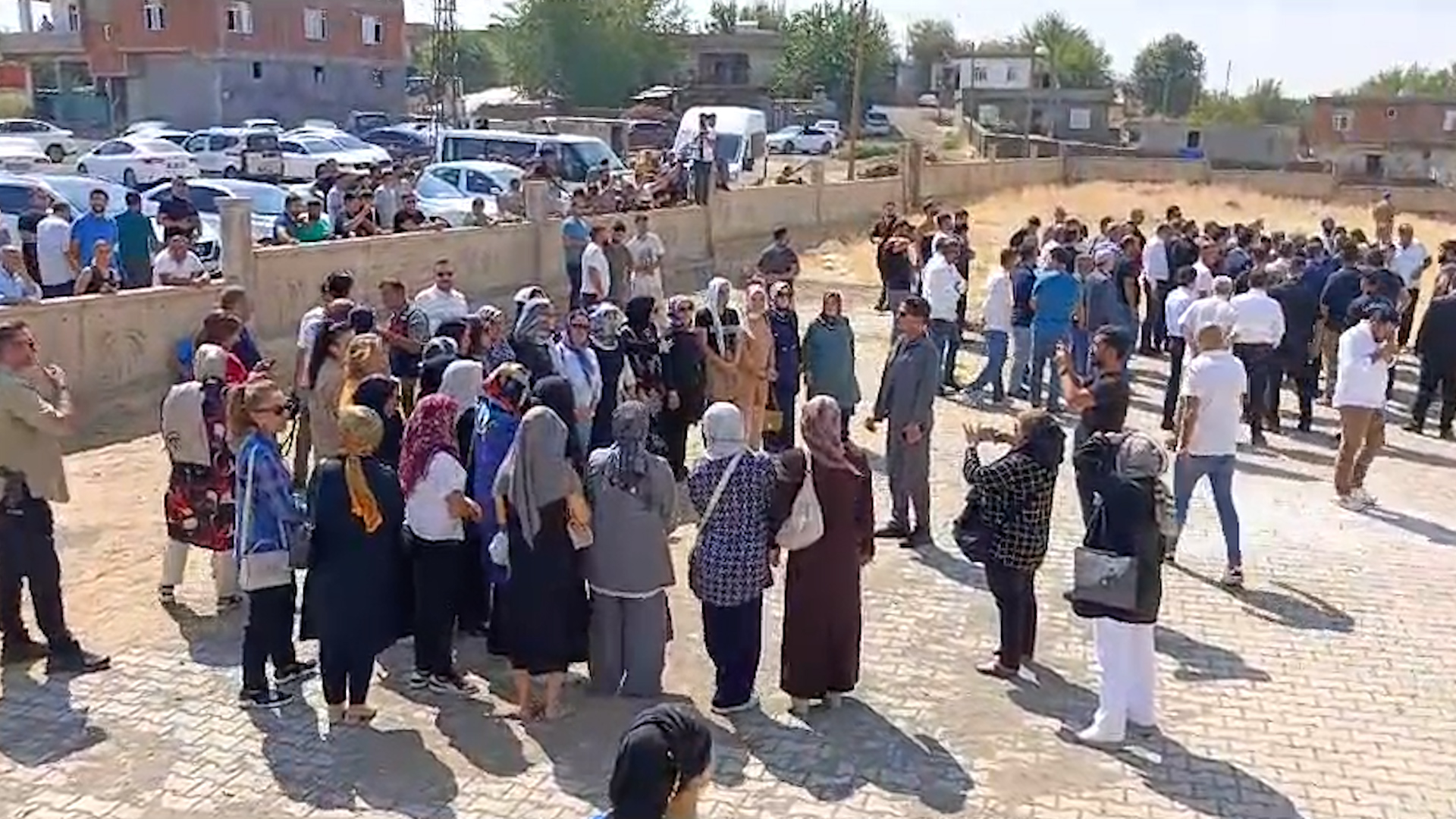 Cenazeye Mi Gittiniz, Şov Yapmaya Mı Ak Parti'li Vekil Suna Kepolu Cenazede Hatıra Fotoğrafı Çektirdi-2