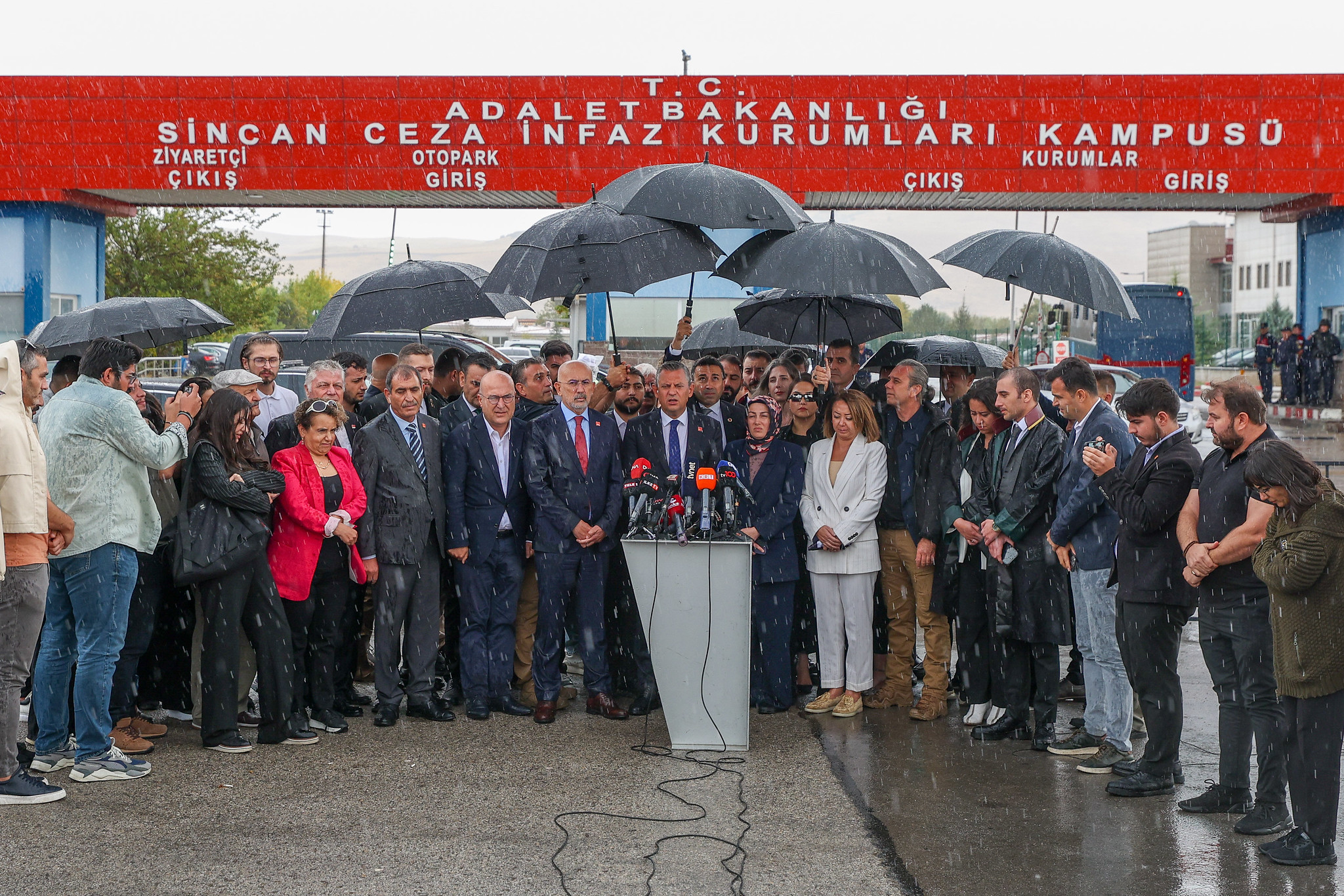 Chp Genel Başkani Özgür Özel Si̇nan Ateş Davasina Katildi