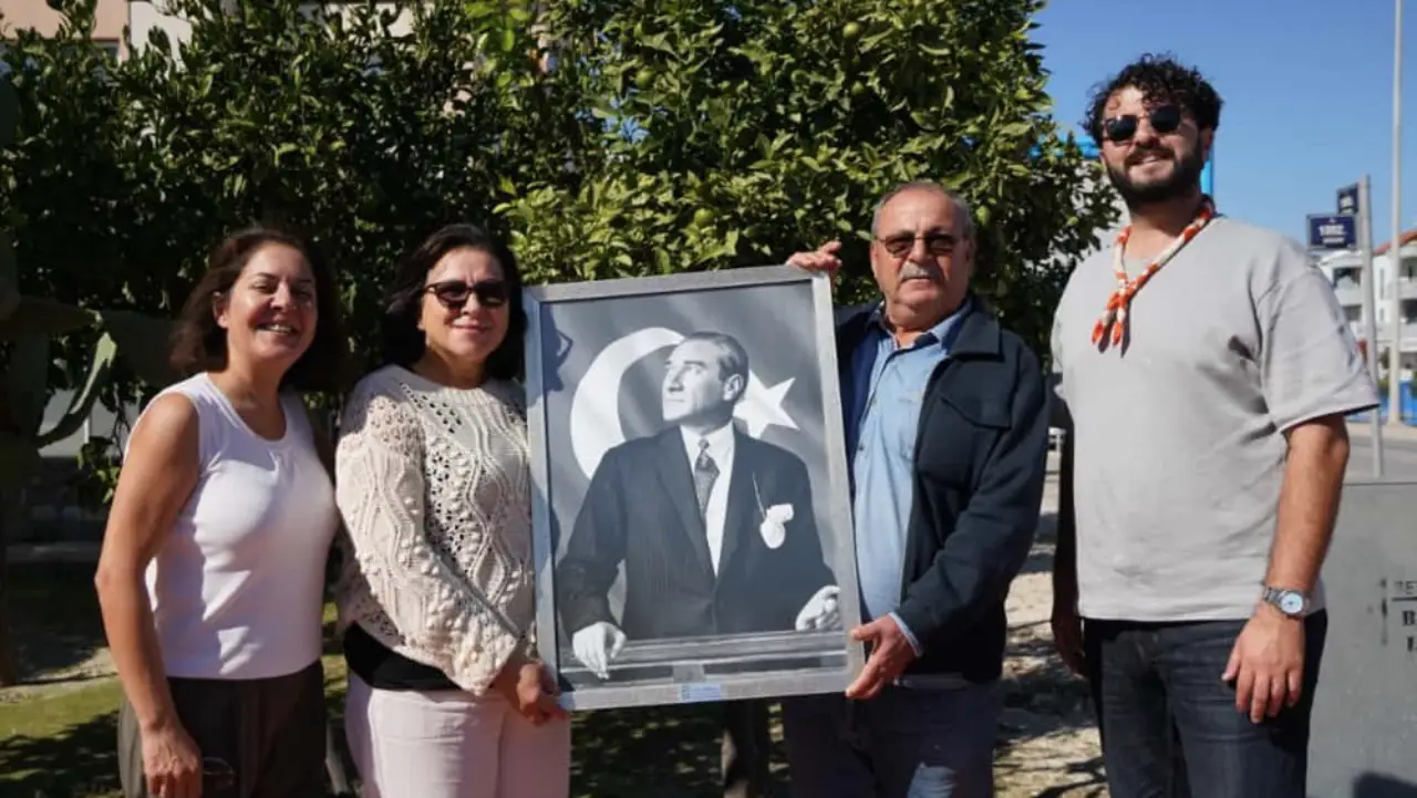 Cesme Belediyesinden Muhtarlara Ozel Armagan Ataturk Tablosu (1)