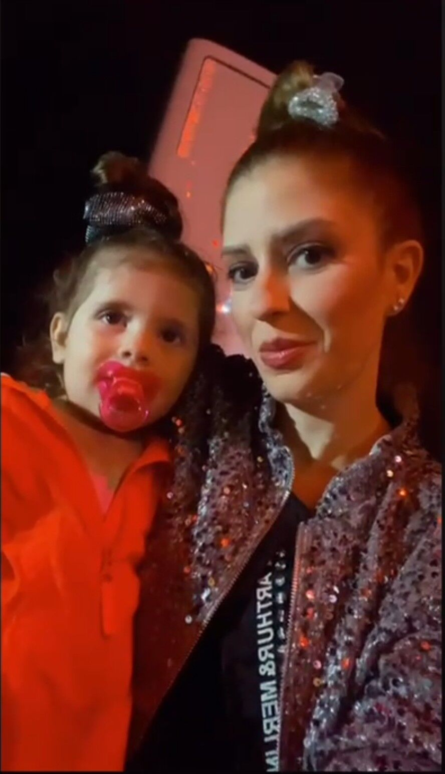 Gülden Karaböcek Torunu Liya Ile Ilk Kez Sahnede! (1)