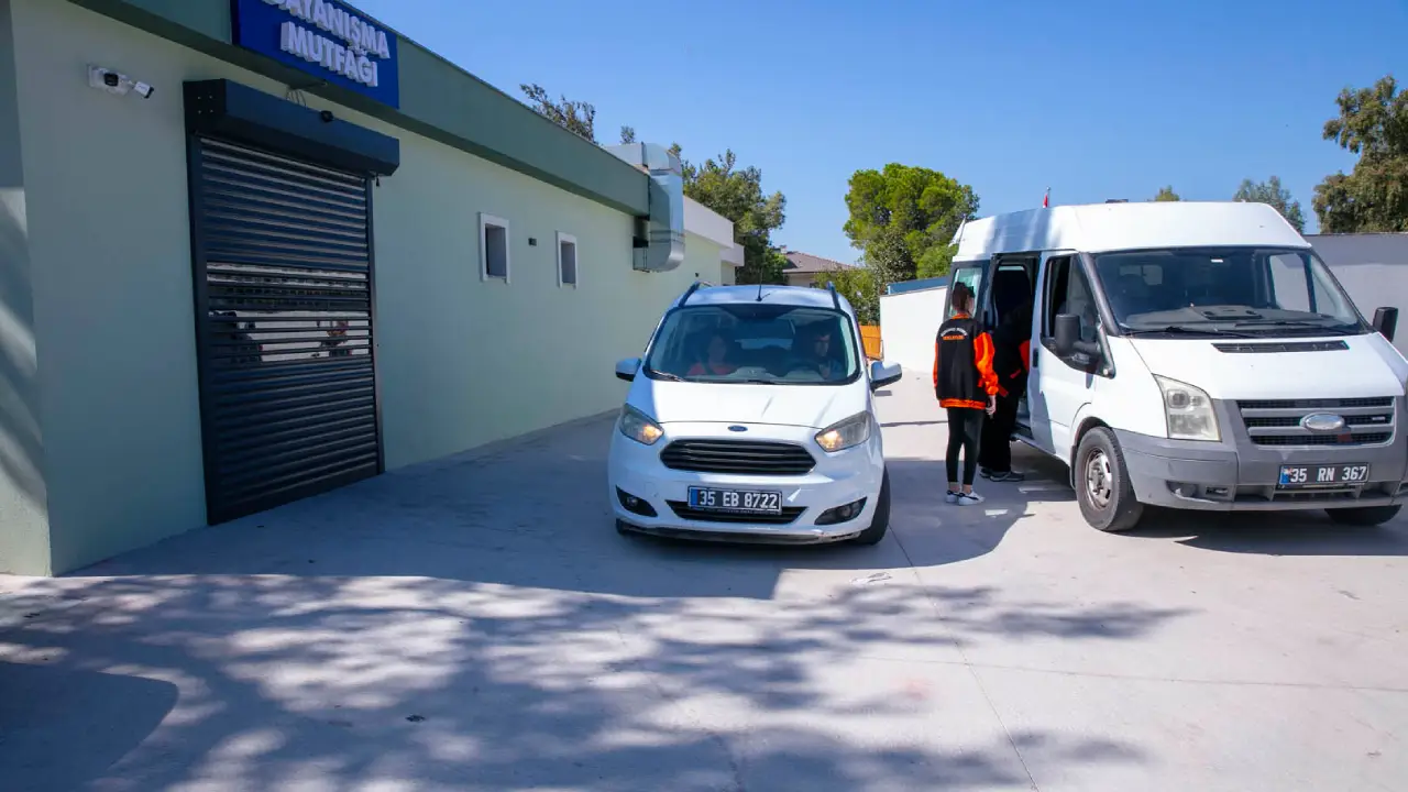 Güzelbahçe Belediyesi’nden Örnek Proje “Dayanışma Mutfağı” Her Gün Yüzlerce Sofrayı Isıtıyo (3)