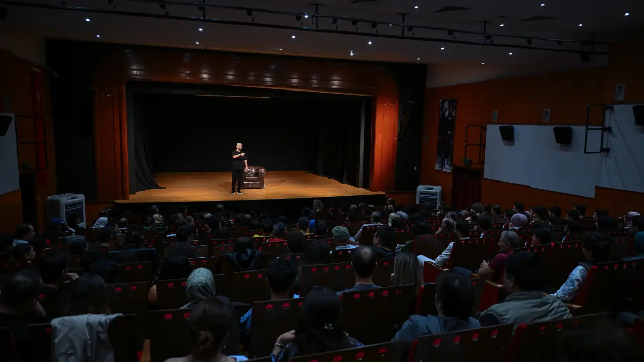 Izkitapta Kahkaha Tufani Tahsin Hasoglu Izmirde Sahneyi Salladi (3)
