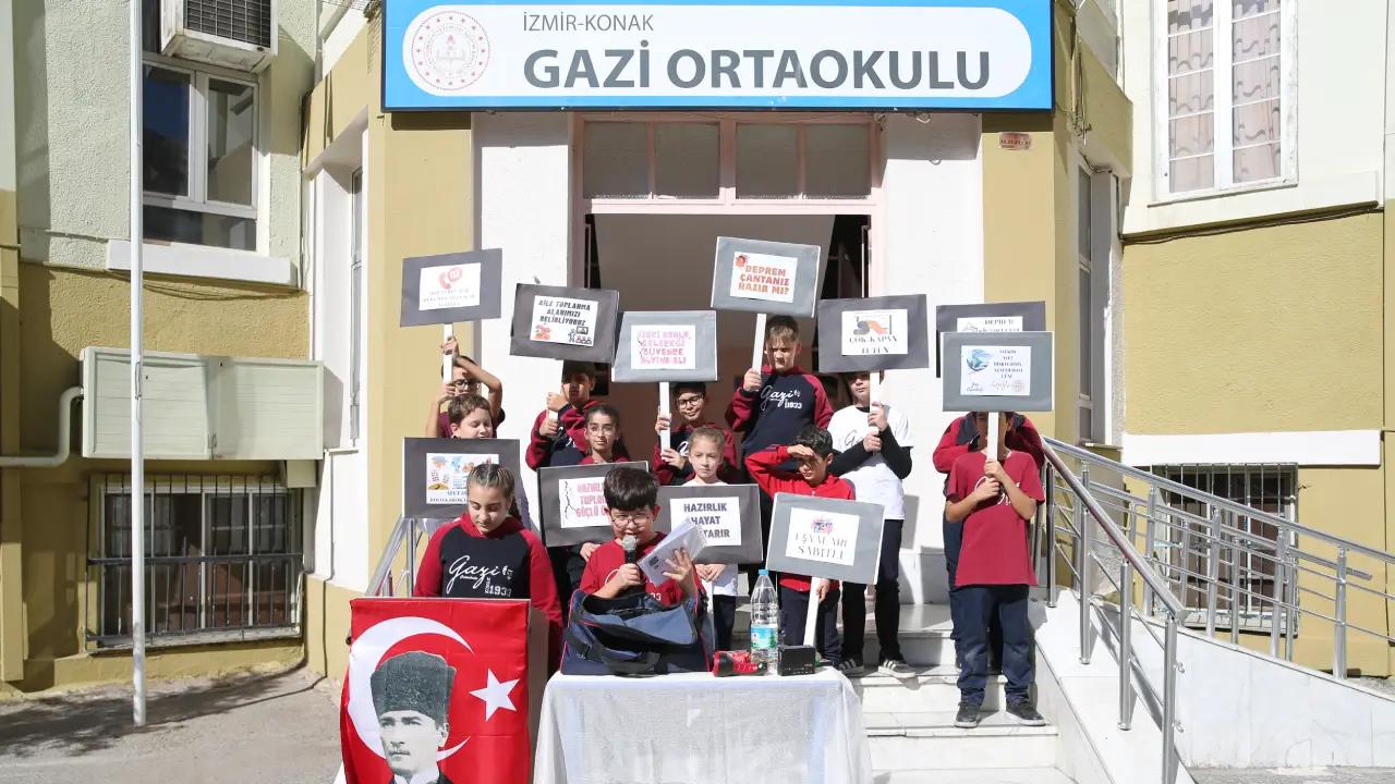 Izmir Aydin Usak Ve Denizlide Ogrenciler Alarma Gecti 4 Ilde Es Zamanli Gerceklesti (2)