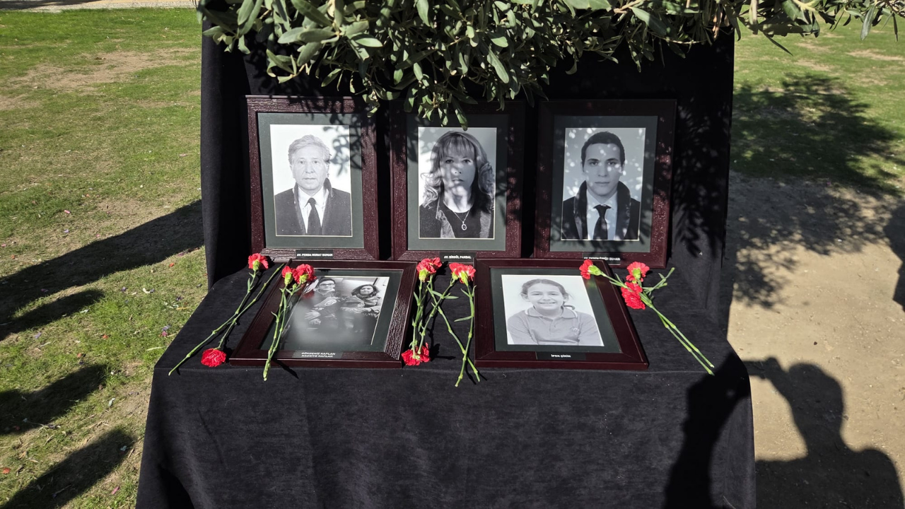 Izmir Barosu Depremin Yil Donumunde Hayatini Kaybedenleri Andi (1)