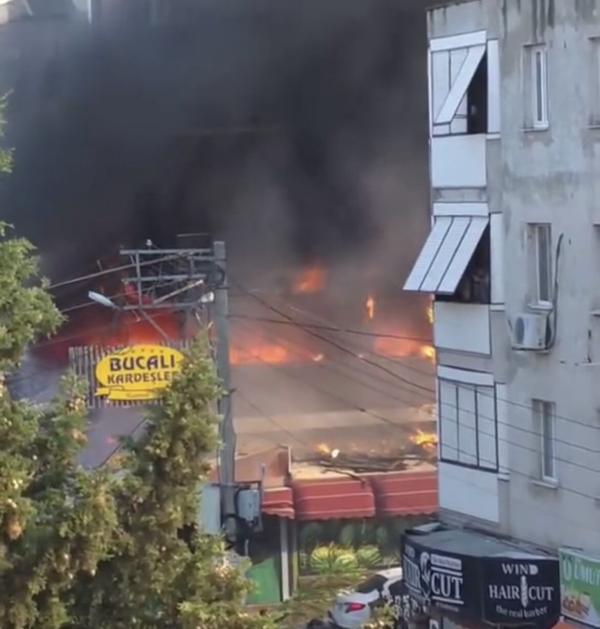 Izmir Bucada Korkutan Yangin Bina Ve Manav Buyuk Zarar Gordu (1)