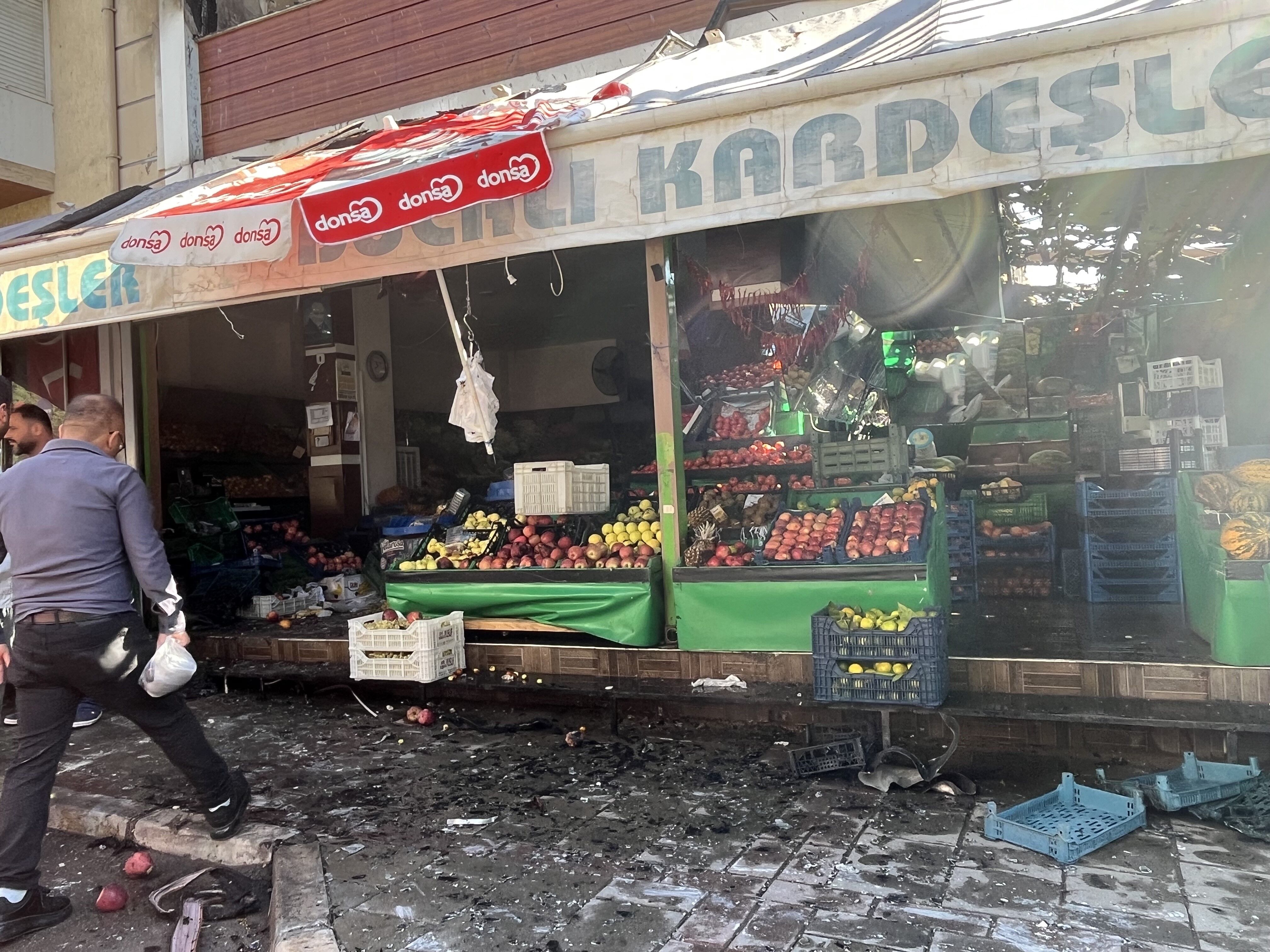 Izmir Bucada Korkutan Yangin Bina Ve Manav Buyuk Zarar Gordu (2)