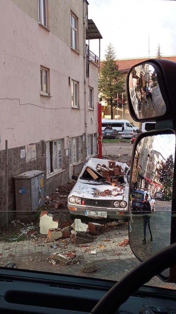 İzmir Büyükşehir’den Sındırgı’ya Acil Destek Ekipler Depremin Merkez Üssünde (1)