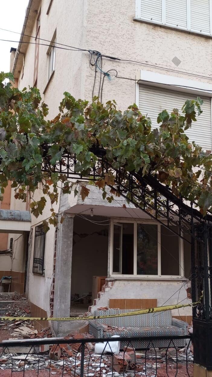İzmir Büyükşehir’den Sındırgı’ya Acil Destek Ekipler Depremin Merkez Üssünde (2)