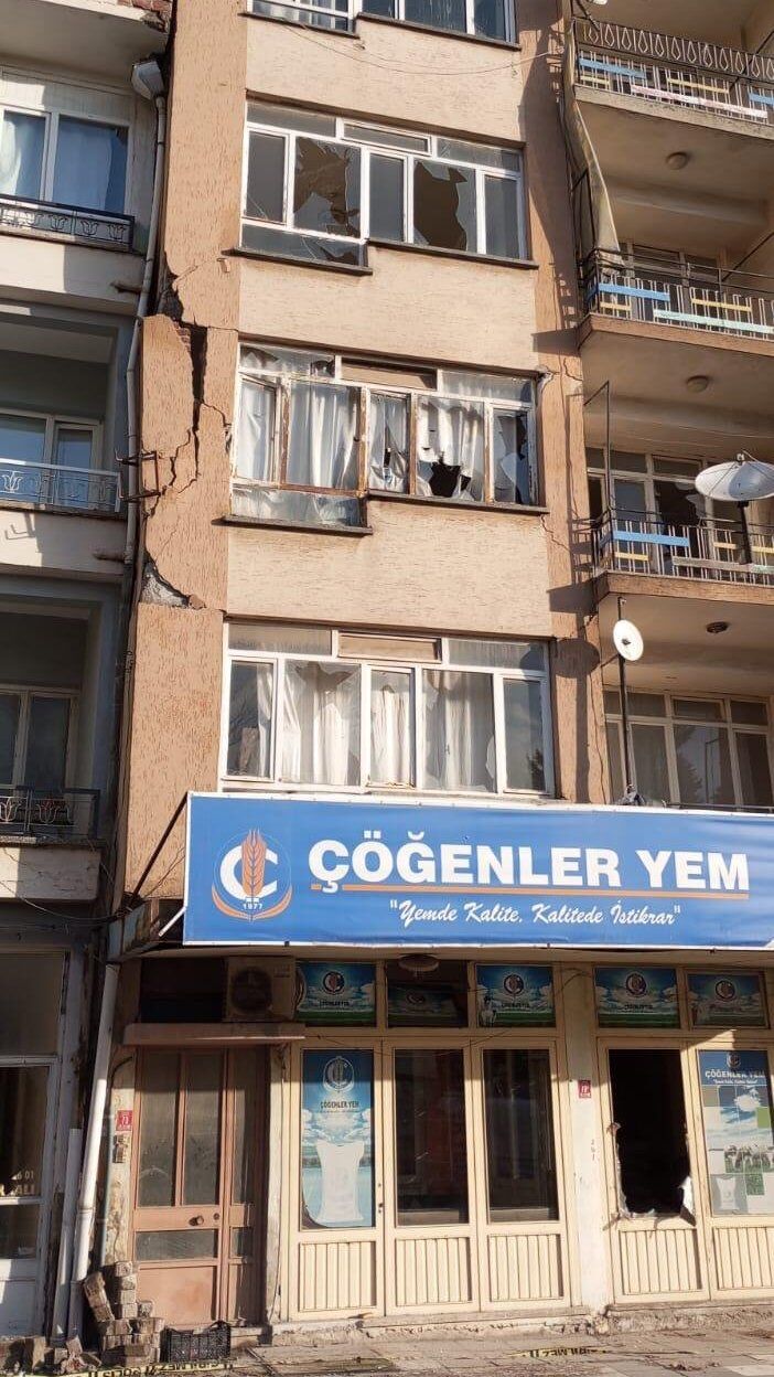 İzmir Büyükşehir’den Sındırgı’ya Acil Destek Ekipler Depremin Merkez Üssünde (3)