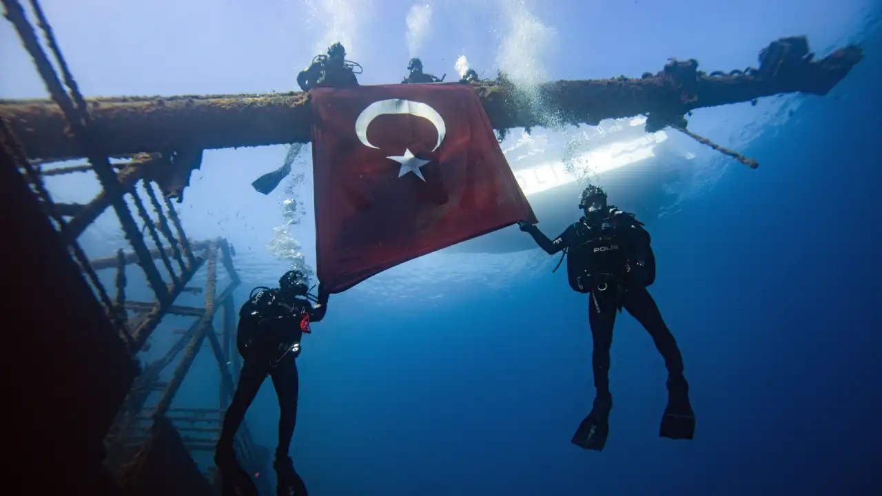 İzmir Deniz Polisinden Unutulmayacak Kutlama Çeşme'nin Derin Maviliklerinde Türk Bayrağını Açtılar (1)