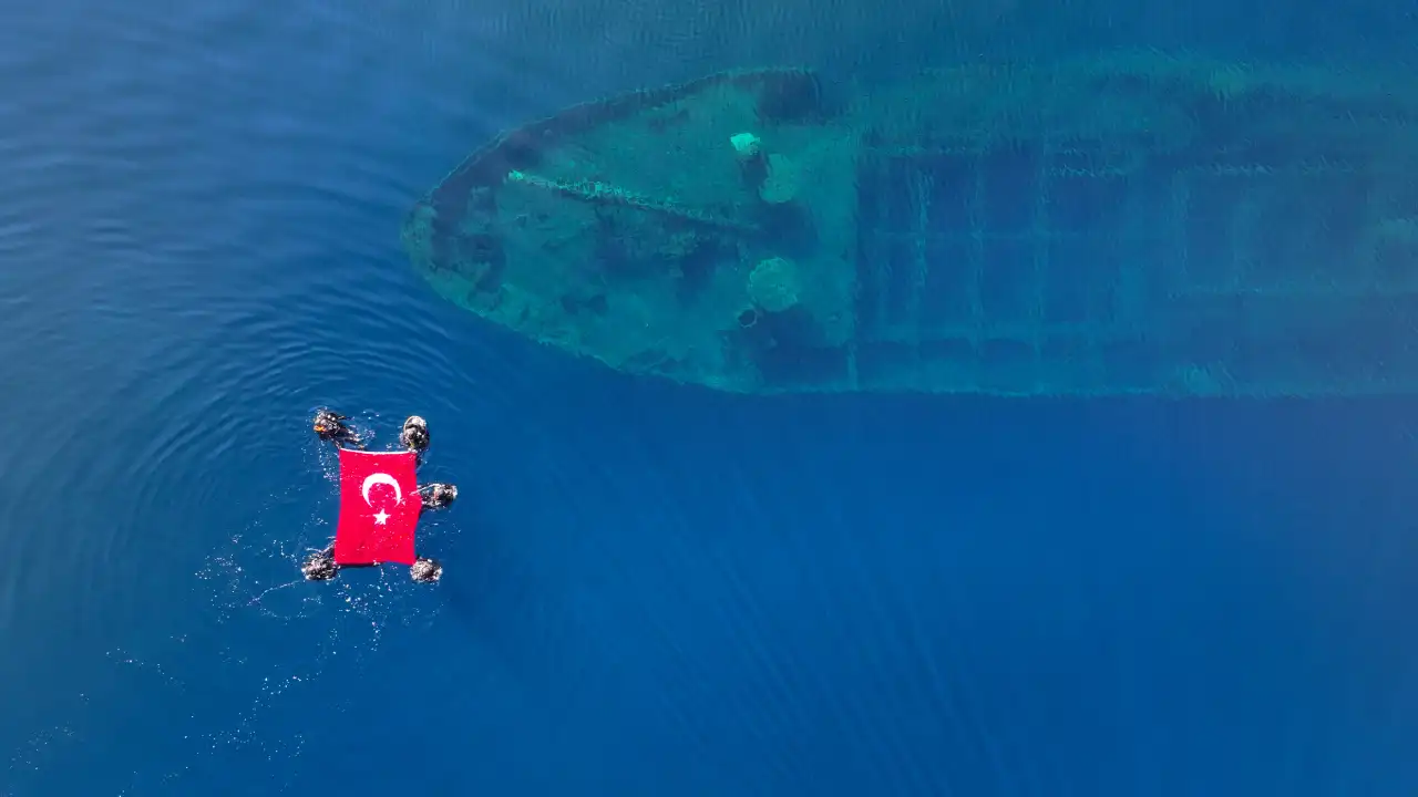 İzmir Deniz Polisinden Unutulmayacak Kutlama Çeşme'nin Derin Maviliklerinde Türk Bayrağını Açtılar (2)
