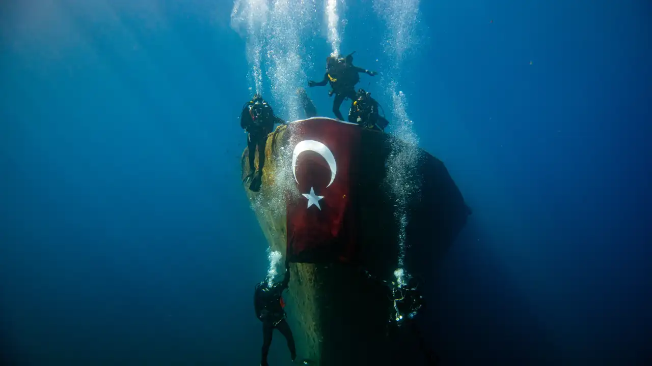 İzmir Deniz Polisinden Unutulmayacak Kutlama Çeşme'nin Derin Maviliklerinde Türk Bayrağını Açtılar (4)