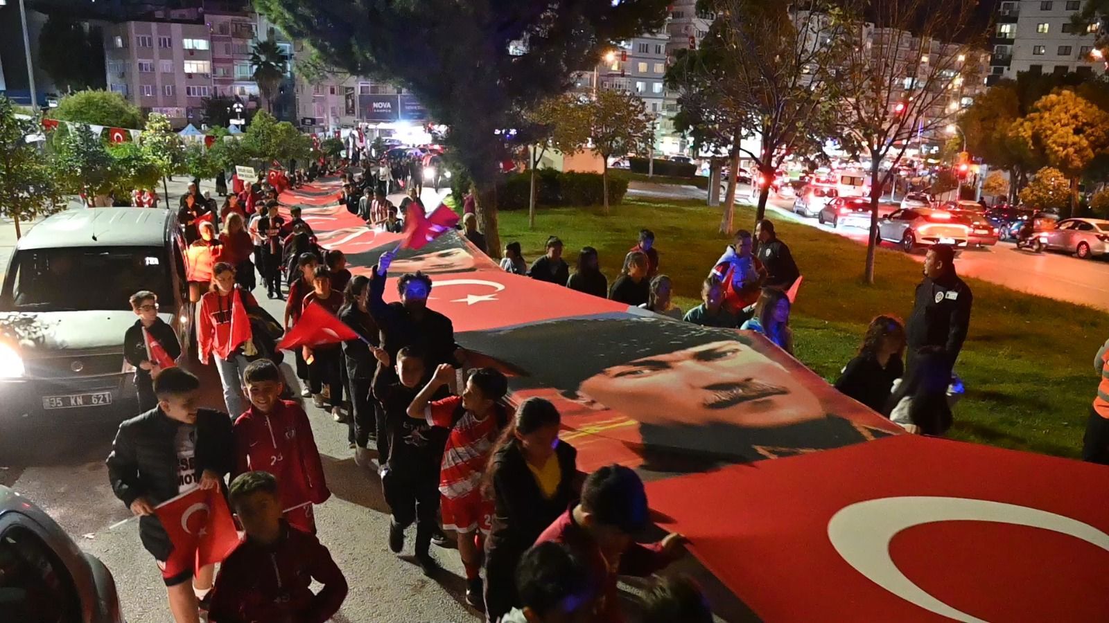Izmir Karabaglarda Coskulu Cumhuriyet Kutlamasi Yuzlerce Vatandas Yuruyus Yapti (1)