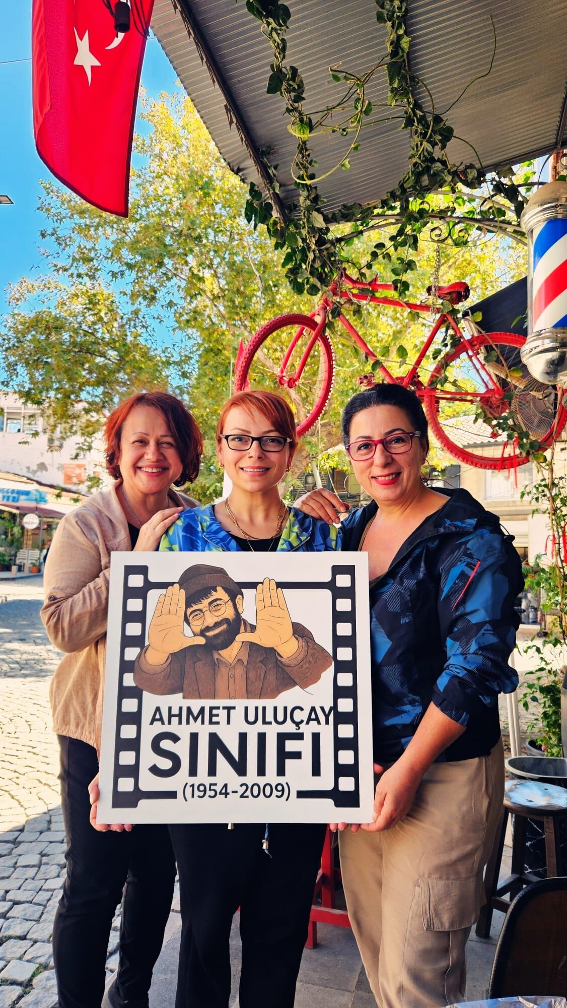 Izmir Urlada Kulturun Kalbi Atiyor Barbaros Koyunde Sinema Yeniden Dogdu (2)