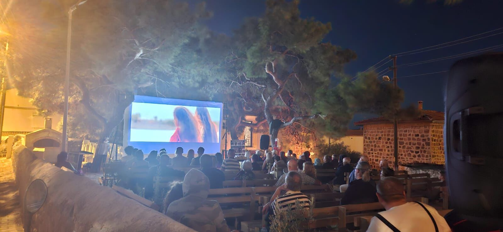 Izmir Urlada Kulturun Kalbi Atiyor Barbaros Koyunde Sinema Yeniden Dogdu (3)