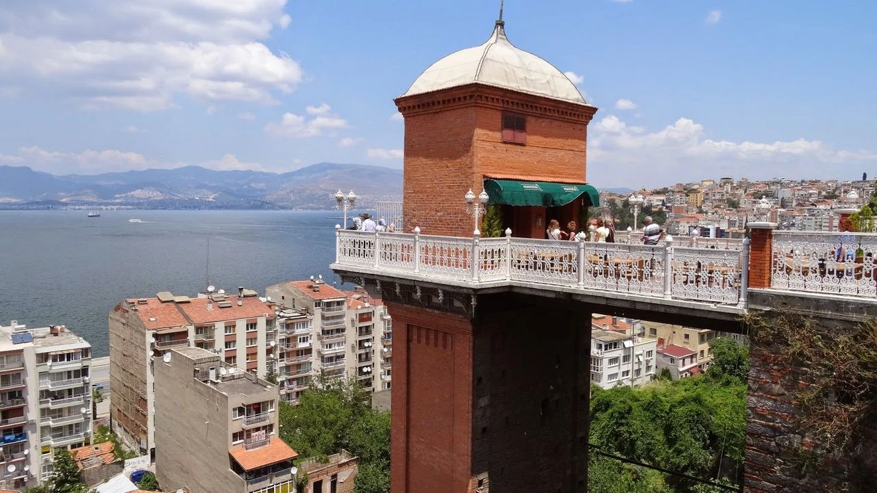 İzmir’de 118 Yıldır Ayakta Duruyor! Hikayesini Kimse Bilmiyor… (2)-1