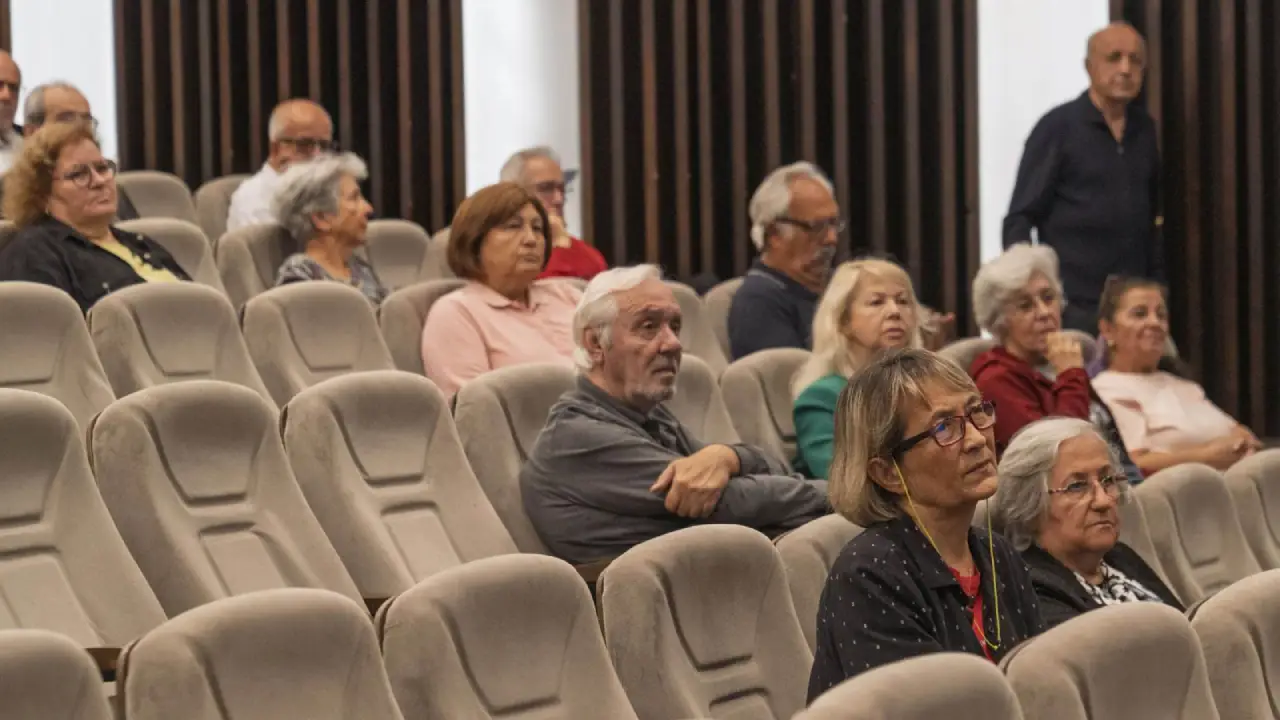 İzmir'de 3. Yaş Üniversitesi’nde Ikinci Bahar Yaşanıyor Öğrenciler Ders Başı Yaptı (1)
