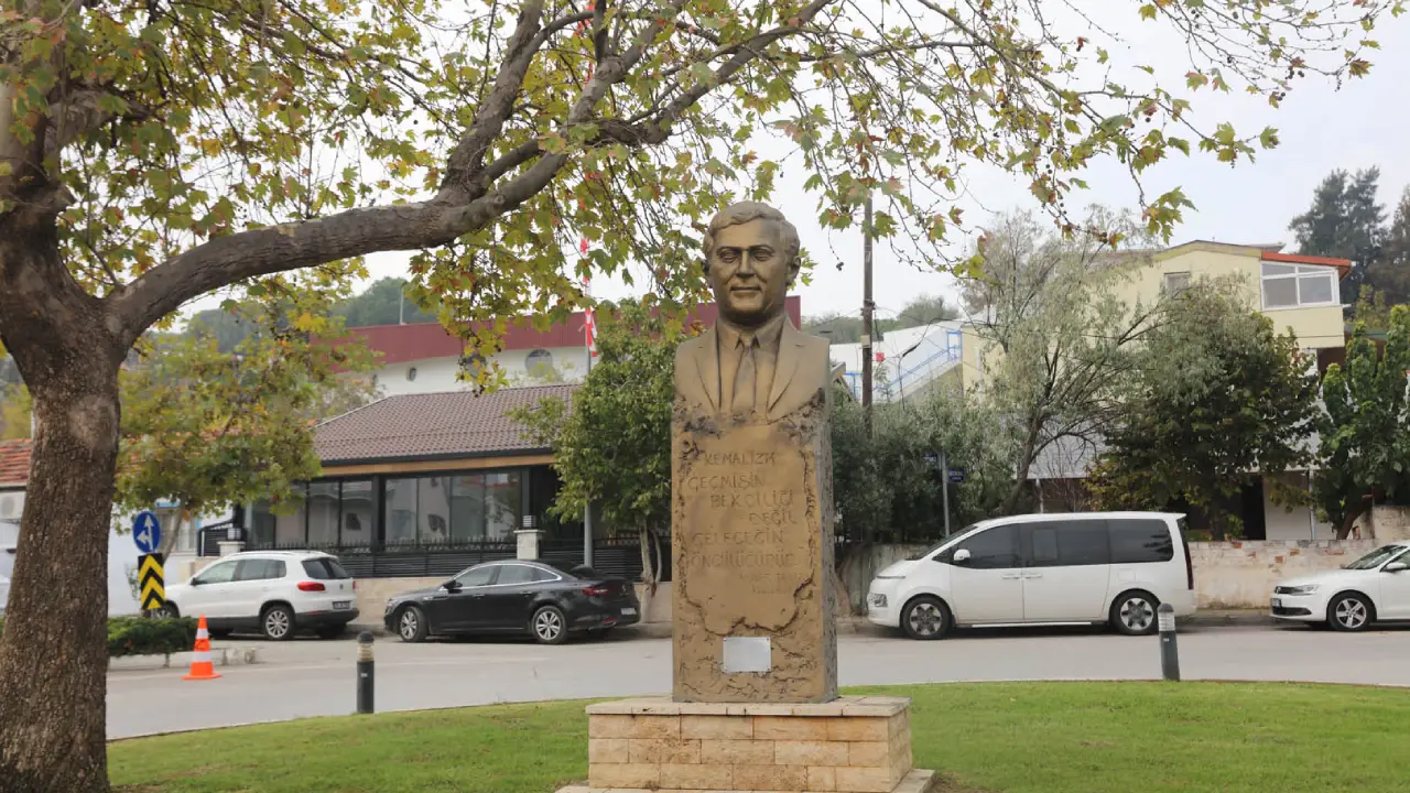 Izmirde Ahmet Taner Kışlalı Büstü Nerede