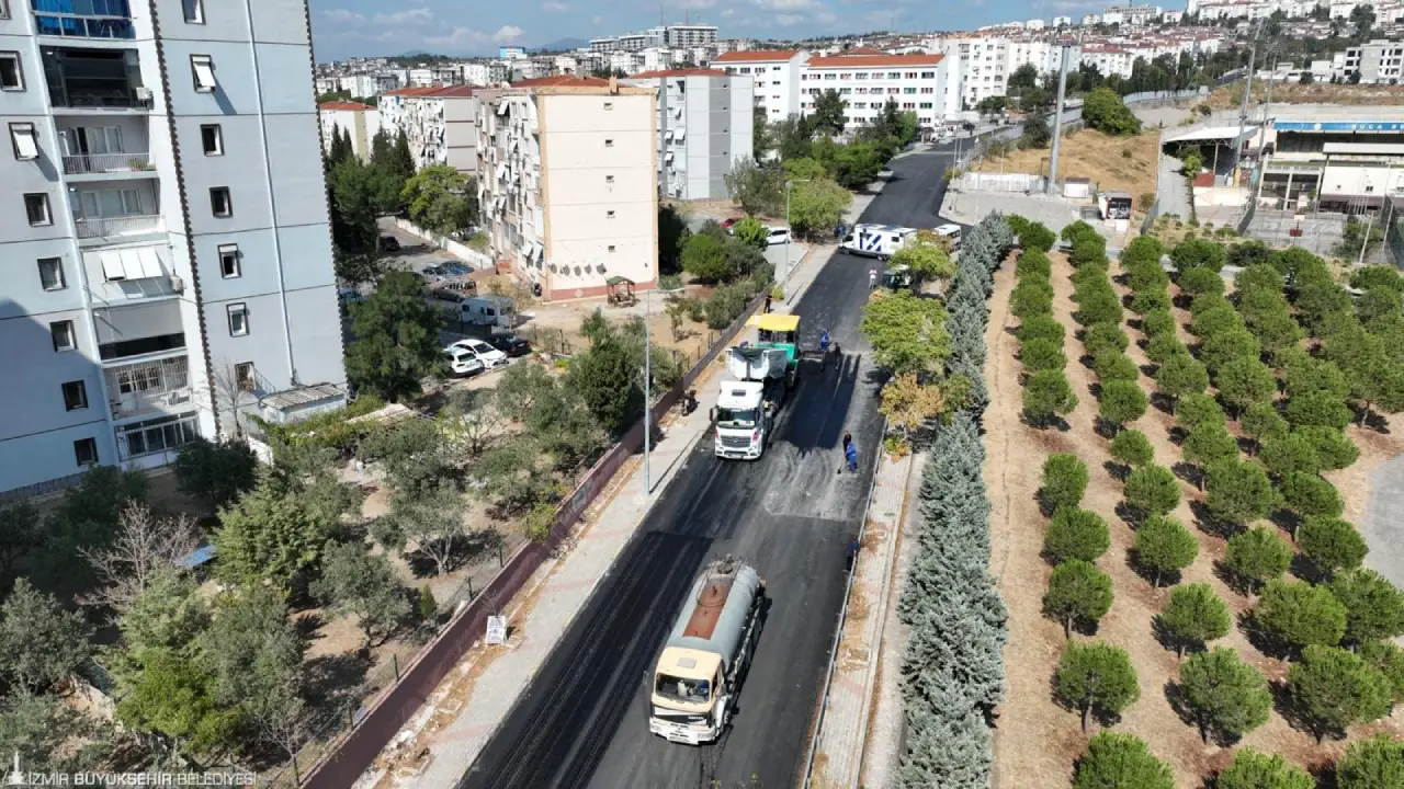Izmirde Asfalt Seferberligi Bucanin 13 Mahallesinde Yollar Sil Bastan Yapildi2