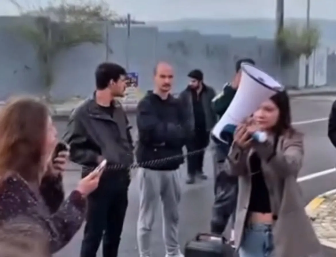 Izmirde Bir Lisede Uygunsuz Fotograf Krizi Ogrenciler Okul Onunde Eylem Yapti (2)