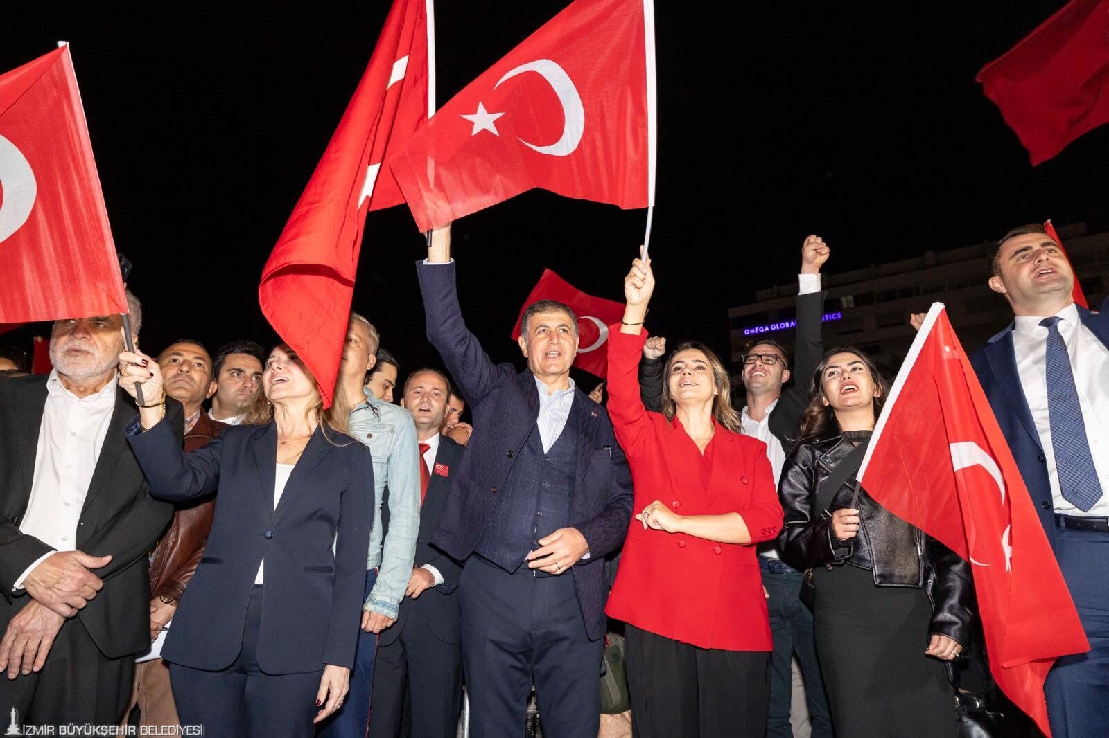 İzmir’de Cumhuriyet Coşkusu Binlerce Kişi 350 Metrelik Türk Bayrağıyla Yürüdü (1)