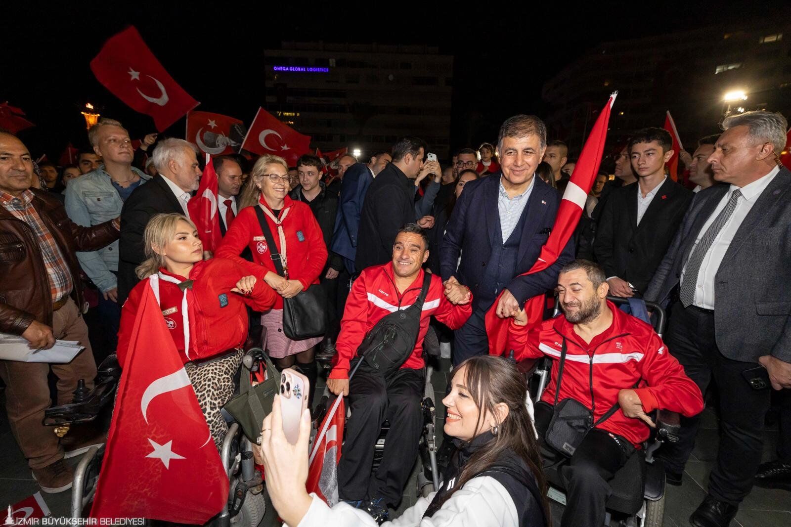 İzmir’de Cumhuriyet Coşkusu Binlerce Kişi 350 Metrelik Türk Bayrağıyla Yürüdü (2)