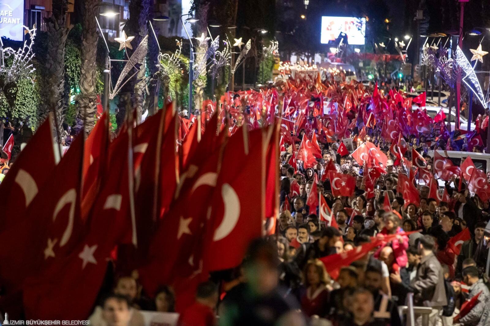 İzmir’de Cumhuriyet Coşkusu Binlerce Kişi 350 Metrelik Türk Bayrağıyla Yürüdü (3)