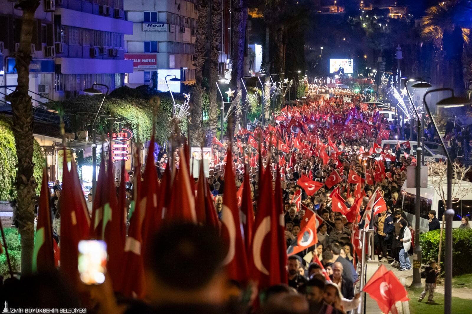 İzmir’de Cumhuriyet Coşkusu Binlerce Kişi 350 Metrelik Türk Bayrağıyla Yürüdü (4)