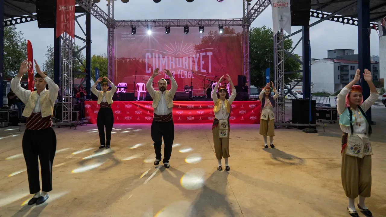 İzmir’de Cumhuriyet Coşkusu Sürüyor Kiraz’da “Cumhuriyet Her Yerde” Etkinliğine Yoğun Ilgi (2)