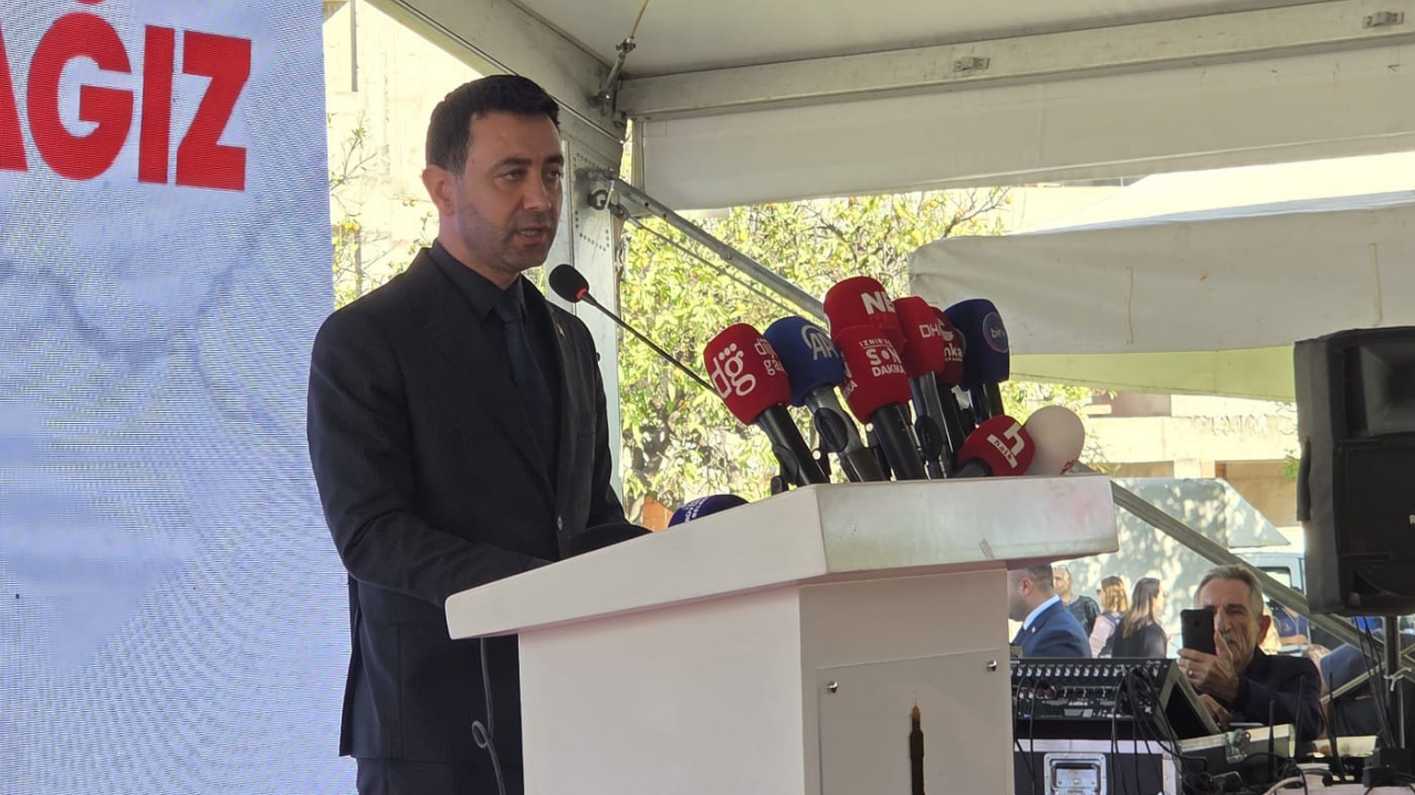 Izmirde Depremde Yasamini Yitirenler Anildi Depremin Siyaseti Olmaz (2)