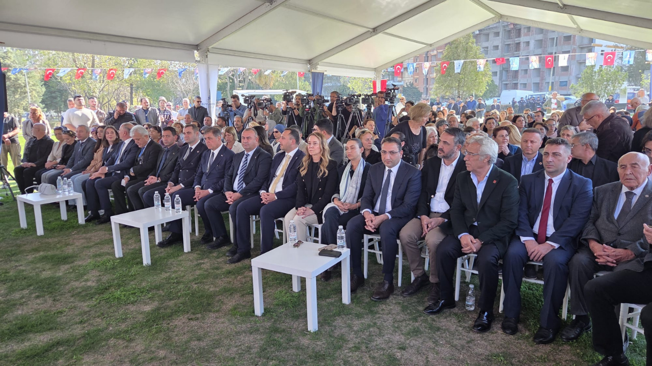 Izmirde Depremde Yasamini Yitirenler Anildi Depremin Siyaseti Olmaz (4)