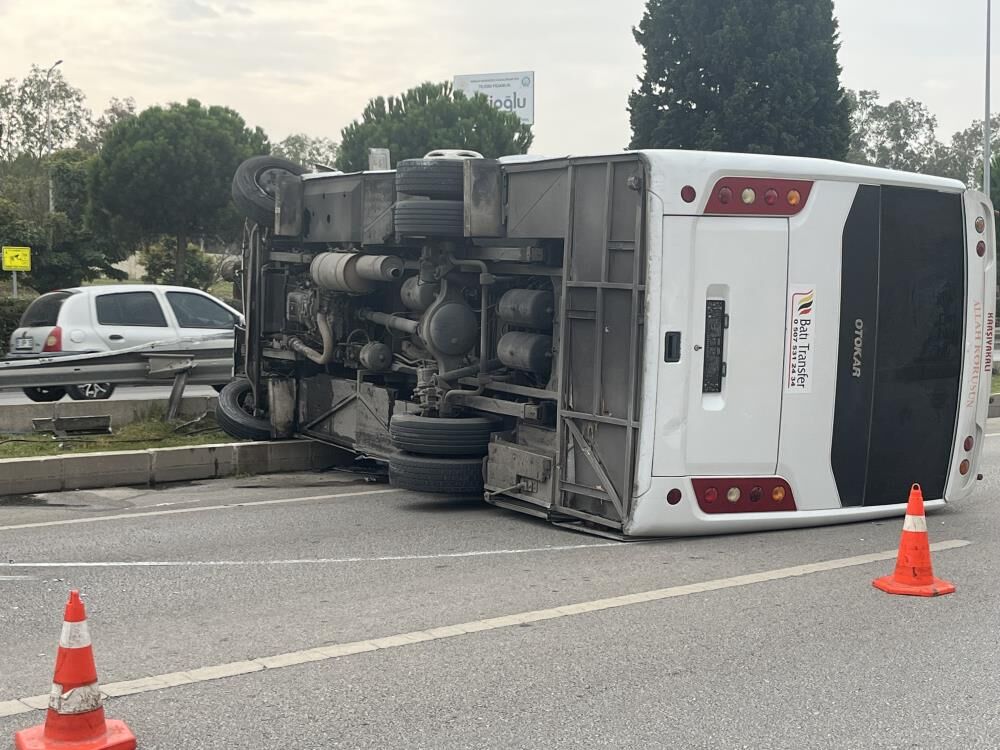 Izmirde Havalimani Servisi Devrildi 5 Kisi Yaralandi (1)