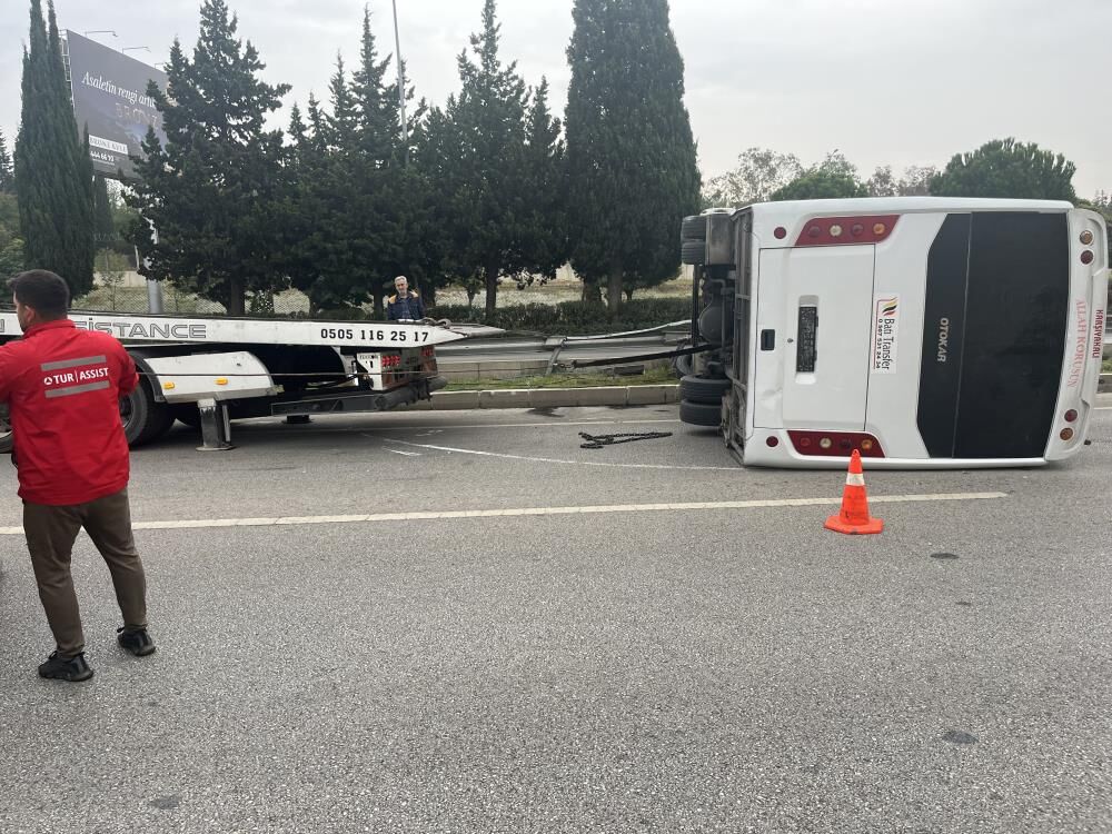Izmirde Havalimani Servisi Devrildi 5 Kisi Yaralandi (3)