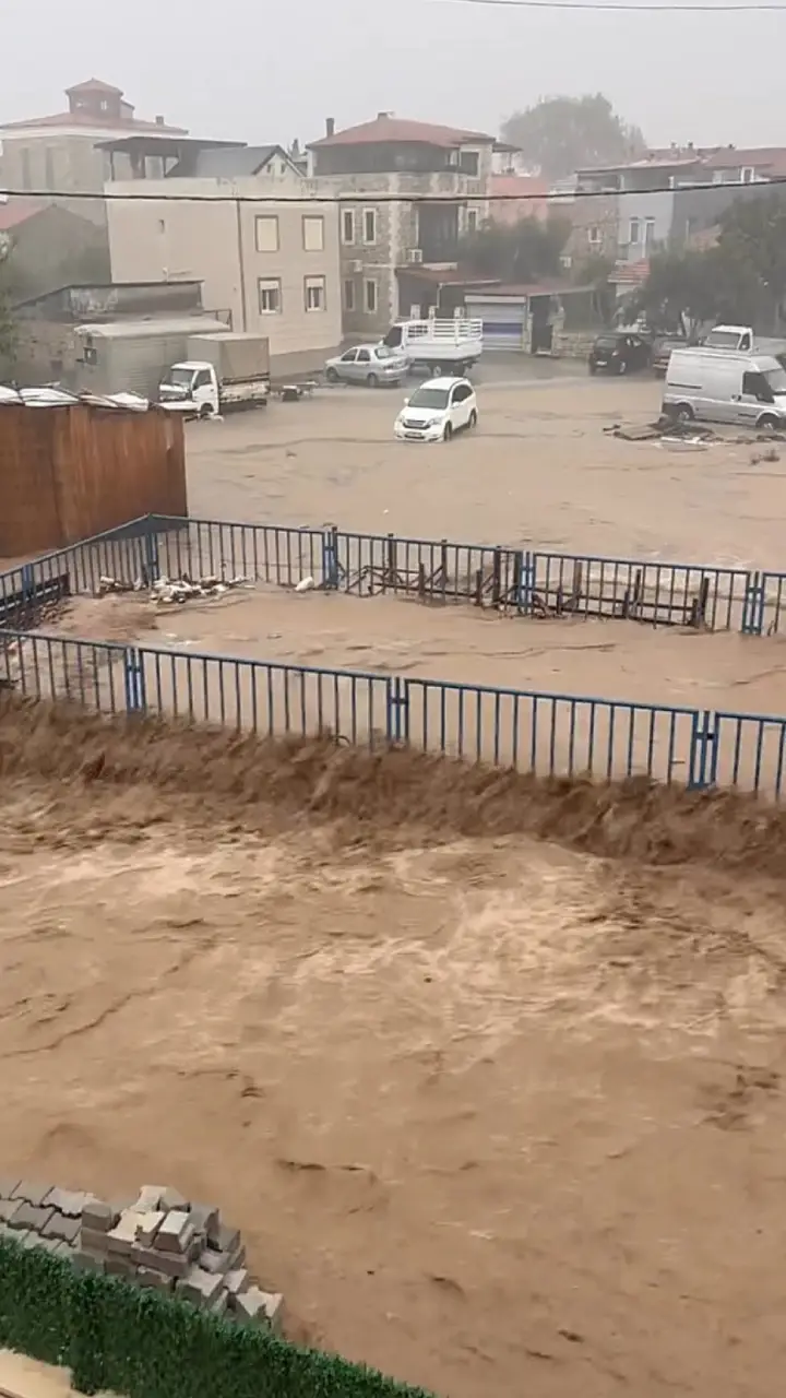 Izmirde Saganak Basladi Ev Ve Isyerleri Sular Altinda Kaldi (1)