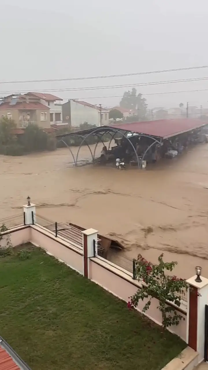 Izmirde Saganak Basladi Ev Ve Isyerleri Sular Altinda Kaldi (2)