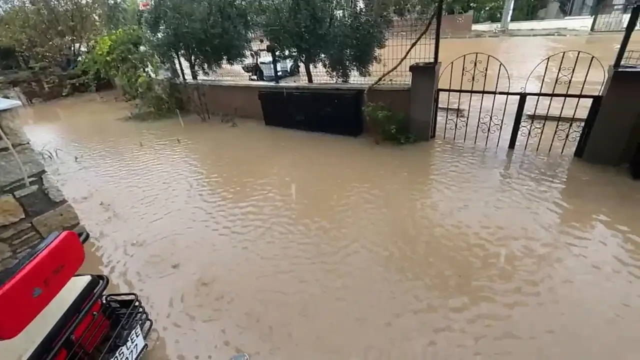 Izmirde Saganak Basladi Ev Ve Isyerleri Sular Altinda Kaldi (3)