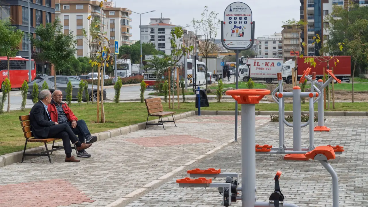 İzmir’de Yeşil Dönüşüm Hızlandı Bayraklı'da Atıl Alanlara 123 Ağaç Dikildi, Parklar Yemyeşil (1)