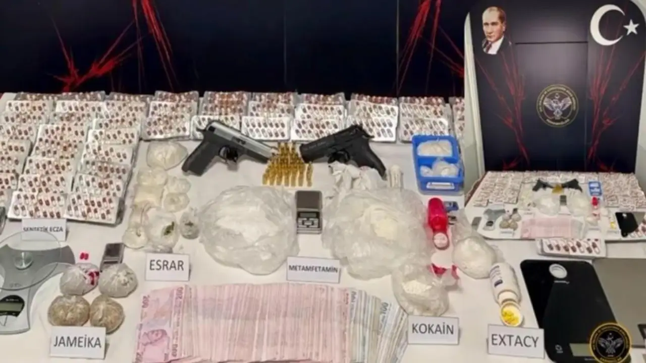 Karabaglarda Film Gibi Operasyon Karabaglarda Kamerayla Korunan Evde Yasa Disi Madde Ve Sil (4)