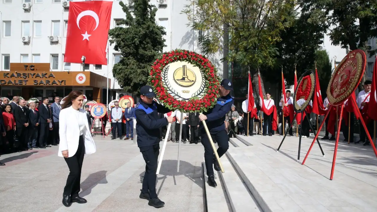 Karsiyaka Kirmizi Beyaza Burundu 7Den 70E Cumhuriyetin 102 Yasi Kutlandi (1)