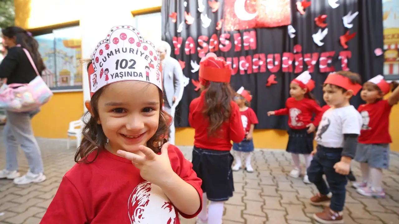 Karsiyaka Kirmizi Beyaza Burundu 7Den 70E Cumhuriyetin 102 Yasi Kutlandi (2)
